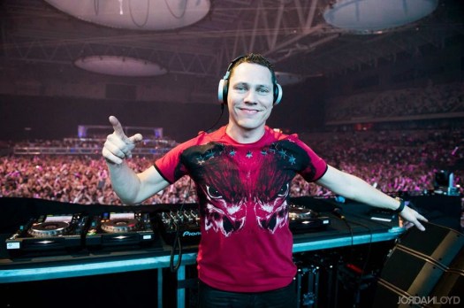 DJ-Tiesto-y-MOTi---Blow-Your-Mind-(2015).jpg